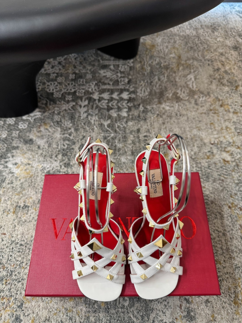 Белые туфли Valentino Rockstud на каблуке Valentino Garavani