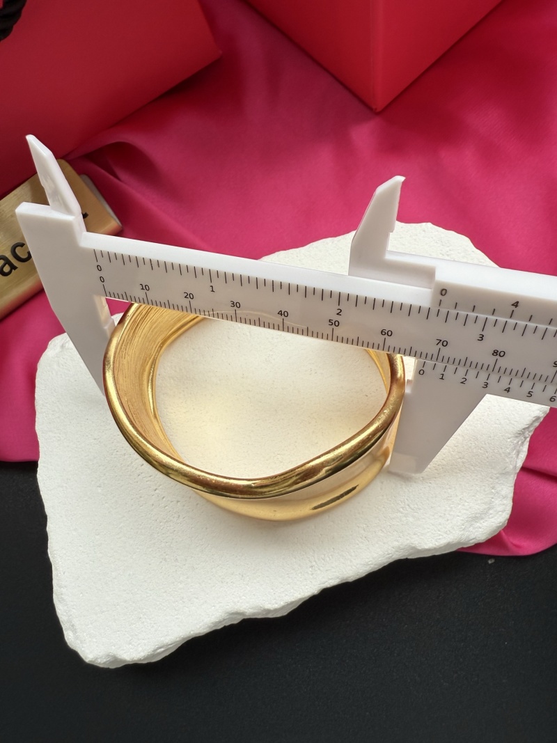 Золотистый браслет Schiaparelli