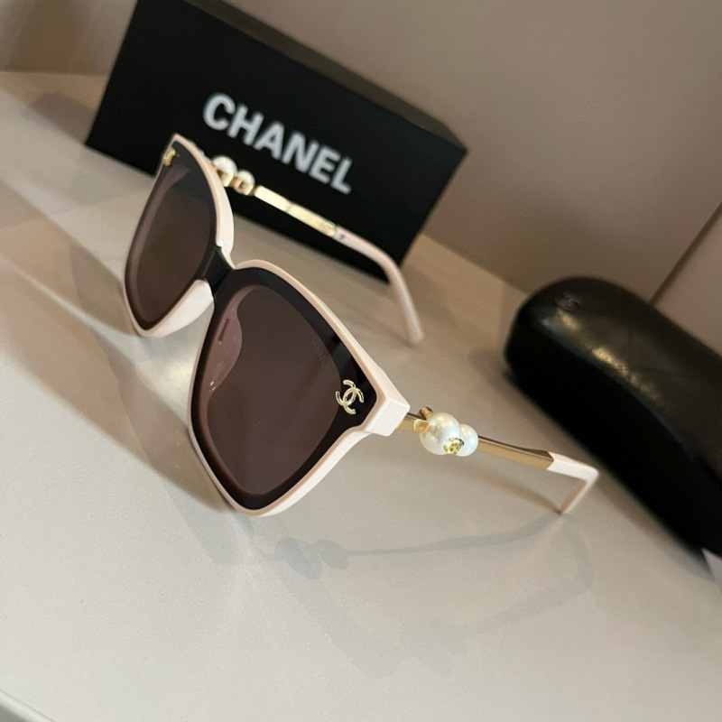 Солнечные очки Chanel белые с жемчугом