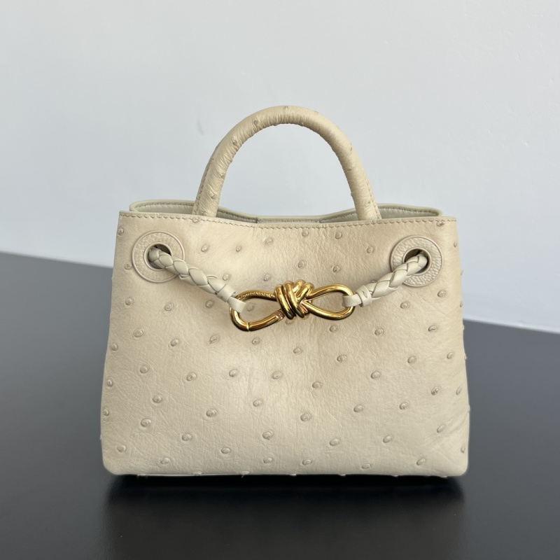 Сумка из страусиной кожи с ручками и декоративным замком Bottega Veneta