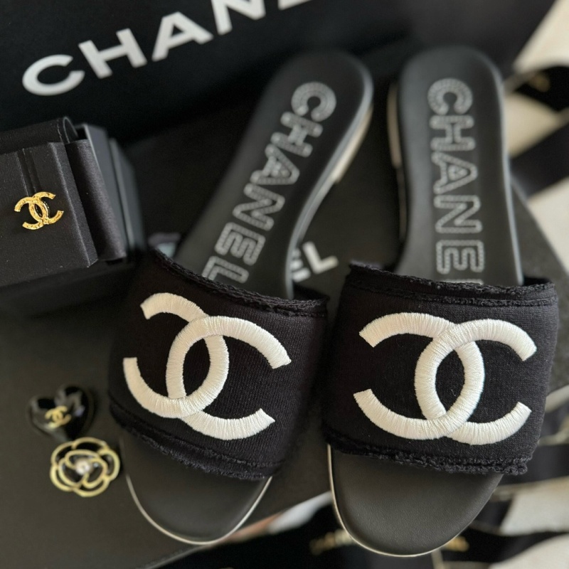 Шлепки женские черные с логотипом Chanel