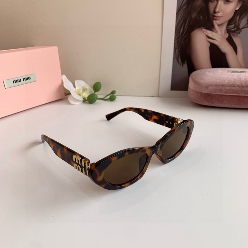 Солнцезащитные очки Miu Miu
