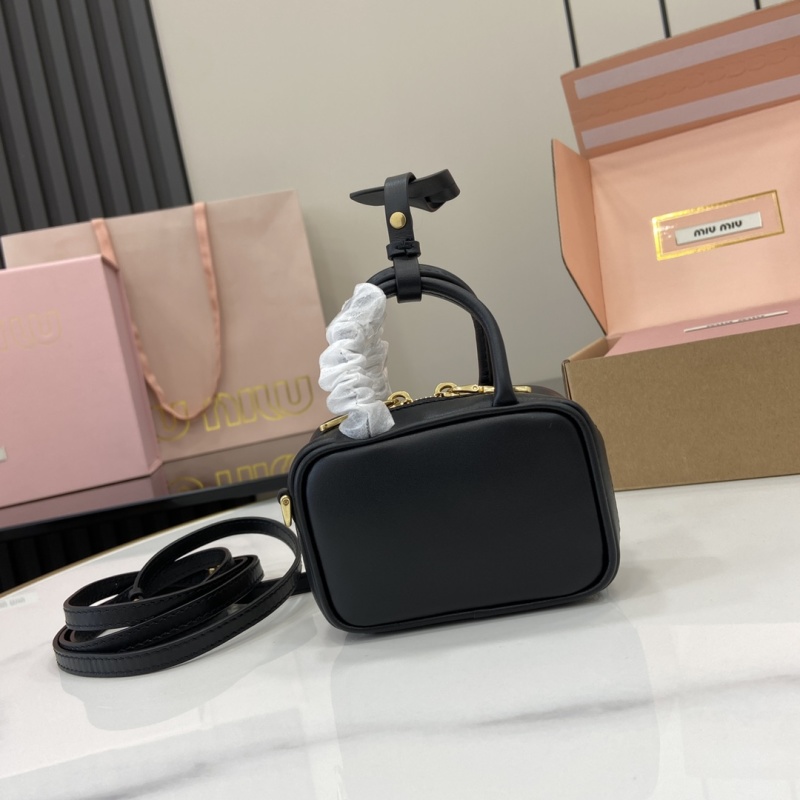Черная сумка Miu Miu с логотипом и ремнем