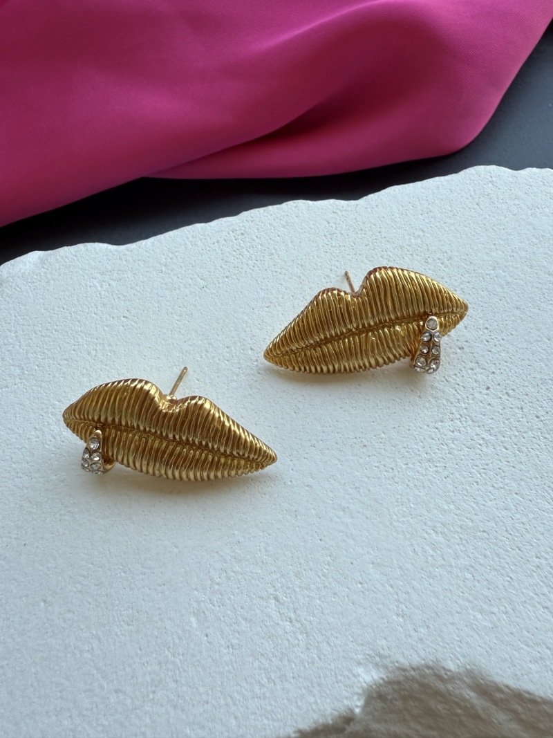 Серьги в виде губ Schiaparelli