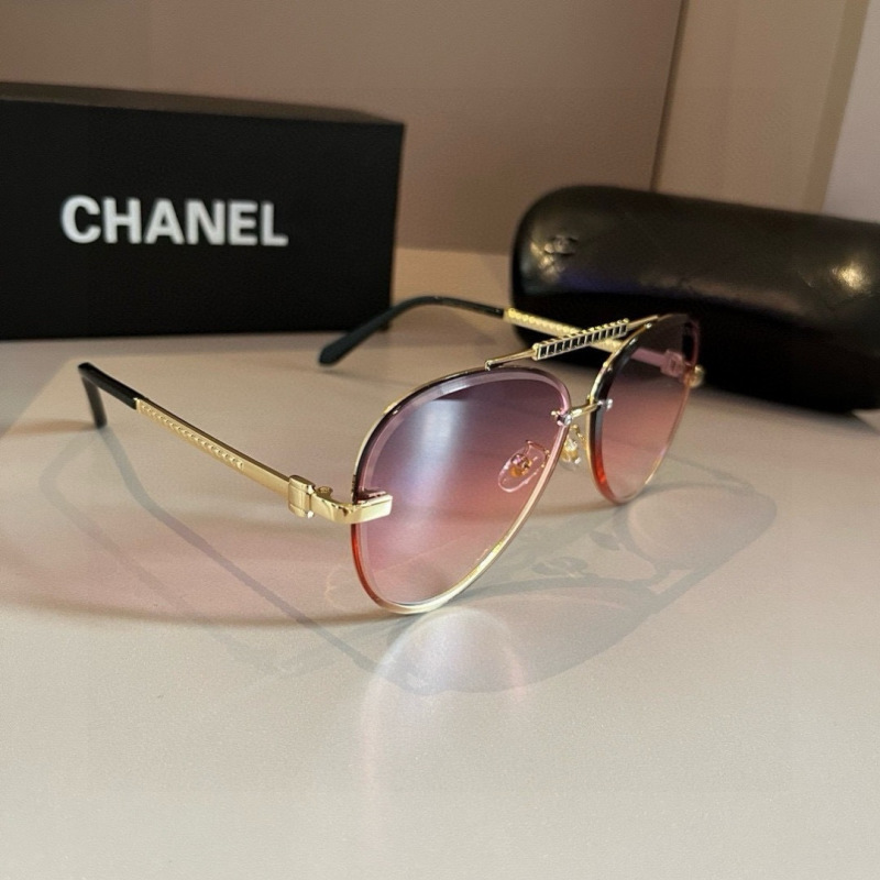 Солнечные очки Chanel с золотой оправой и розовыми линзами
