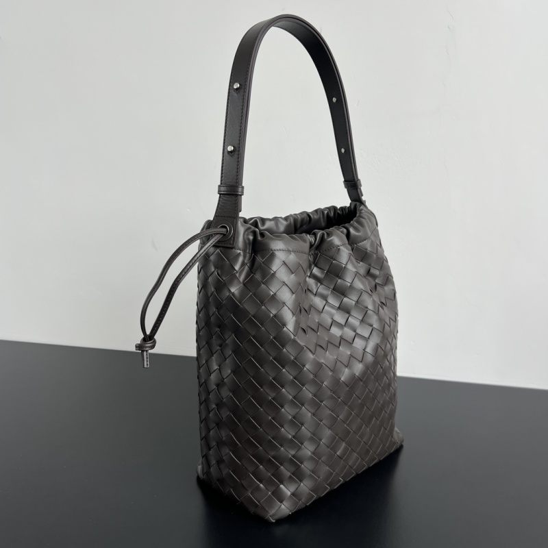 Плетеная сумка-ведро Bottega Veneta, черный цвет