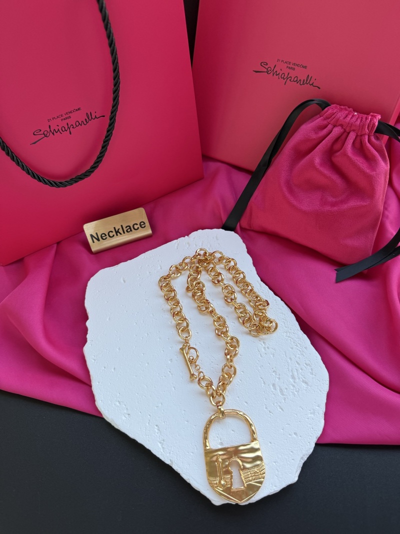 Золотистое колье с подвеской в виде замка Schiaparelli