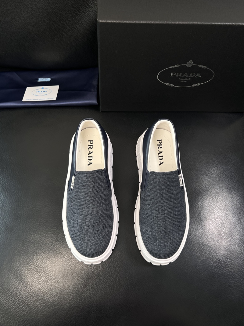 Мужские слипоны Prada с кожаной вставкой и белой подошвой
