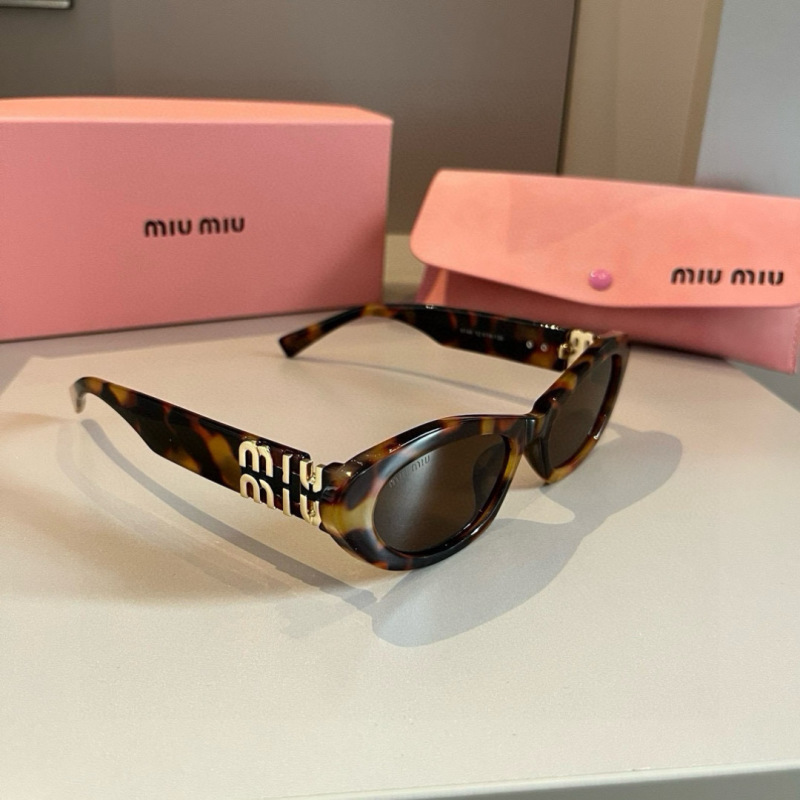 Солнцезащитные очки Miu Miu кошачий глаз