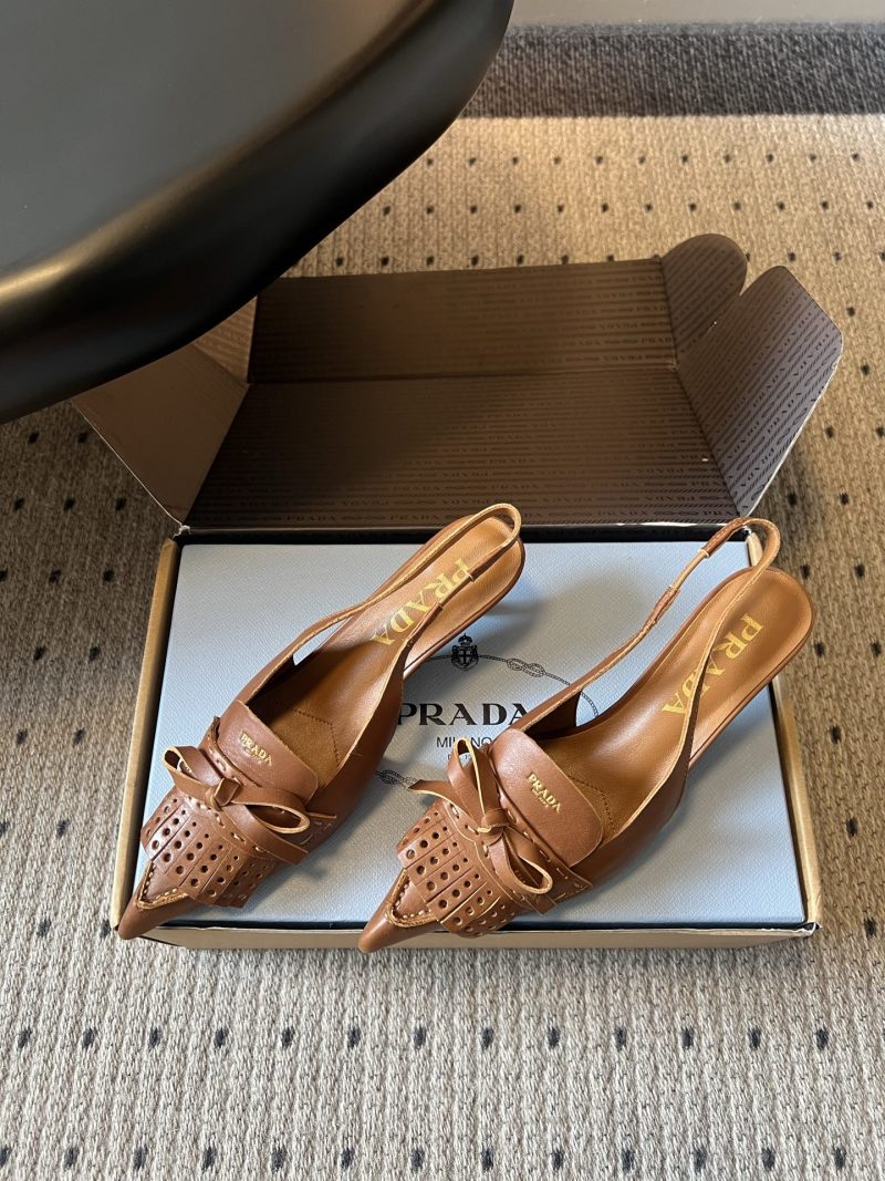 Женские туфли Prada с бантом и острым носком