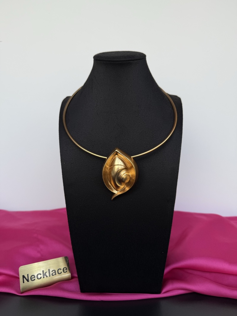 Золотистое колье с подвеской в виде ракушки Schiaparelli