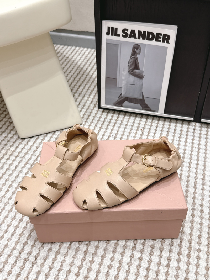 Женские кожаные босоножки Miu Miu, бежевые