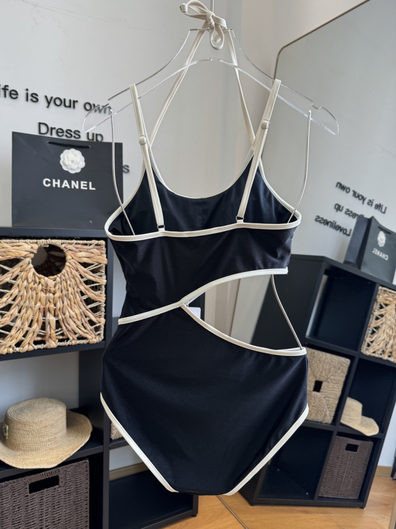 Женский черный монокупальник с белой отделкой и декоративными кольцами Chanel