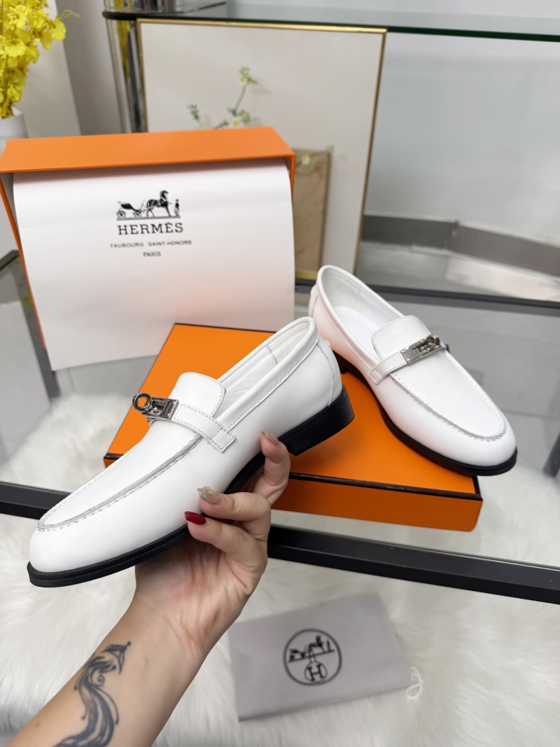 Белые замшевые лоферы с металлической фурнитурой Hermès