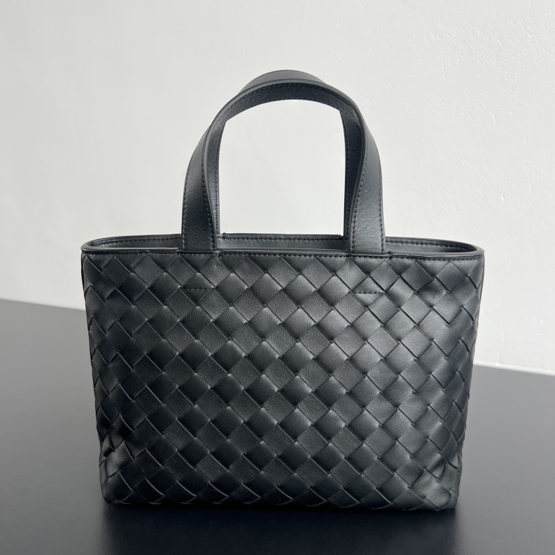 Мини-сумка Bottega Veneta плетеная из натуральной кожи