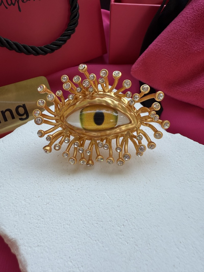 Брошь в виде глаза Schiaparelli