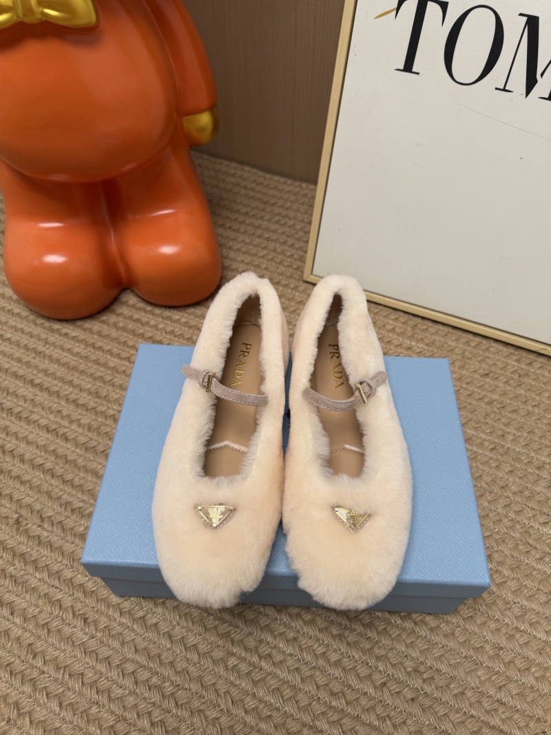 Женские балетки Prada с мехом