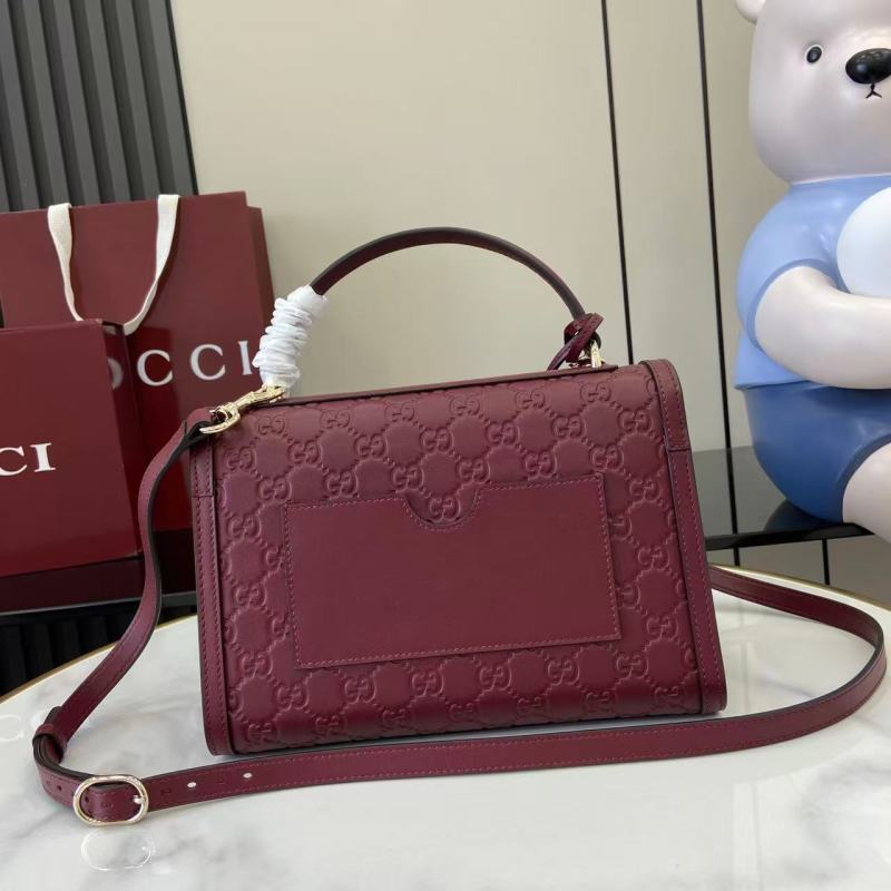 Сумка Gucci с золотой фурнитурой