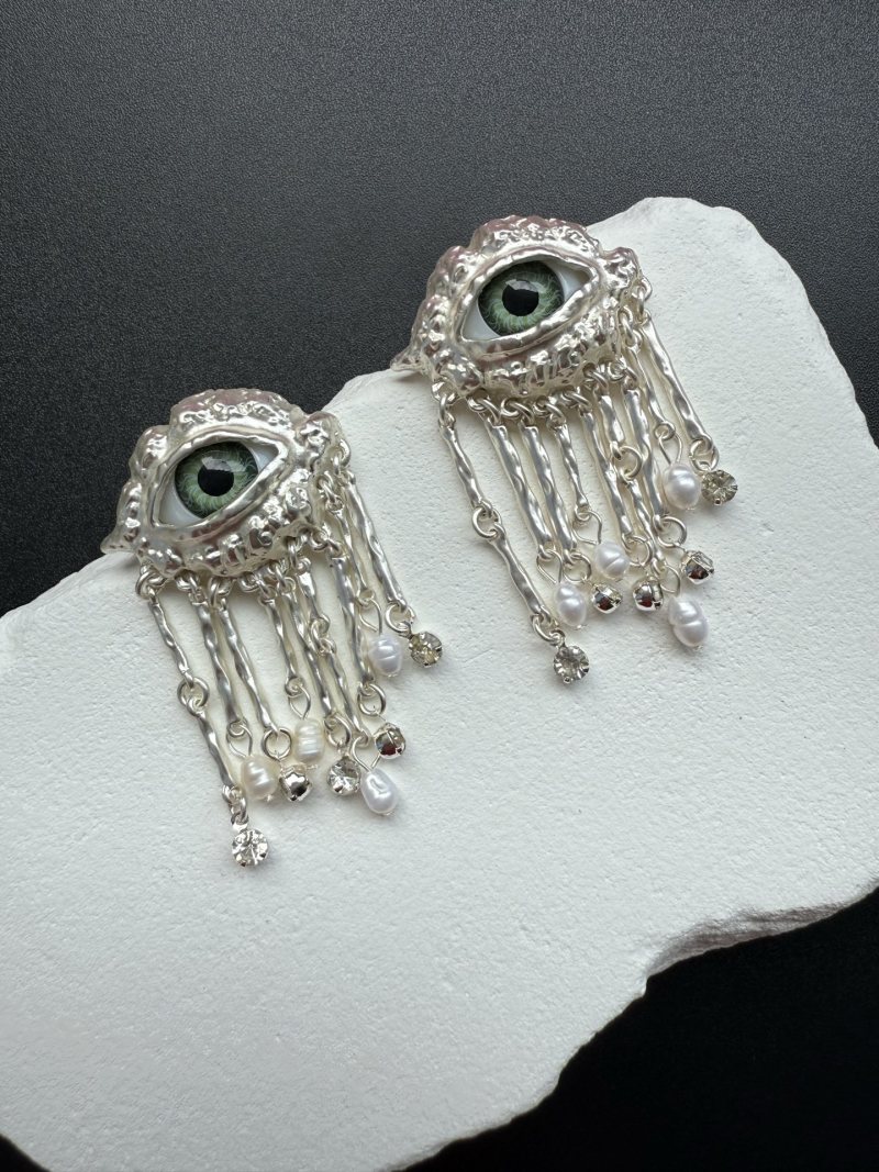 Серьги с глазом и кисточками Schiaparelli