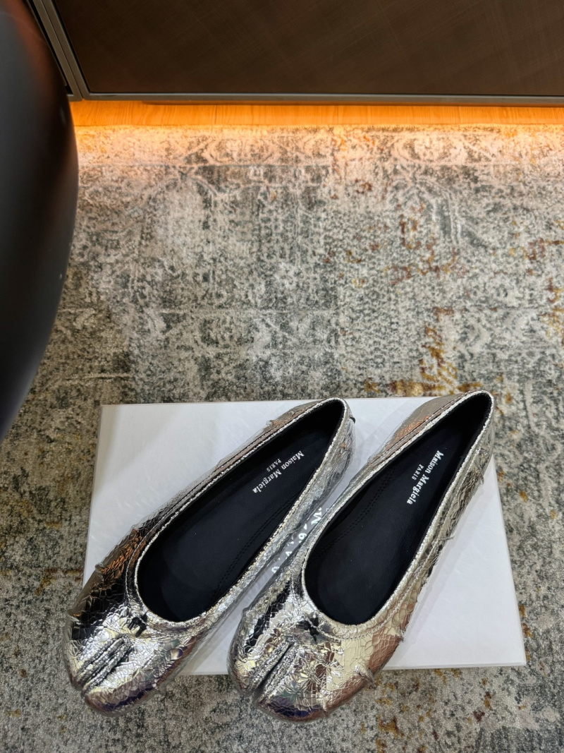Женские серебряные балетки Maison Margiela с эффектом змеиной кожи и разделенным носком