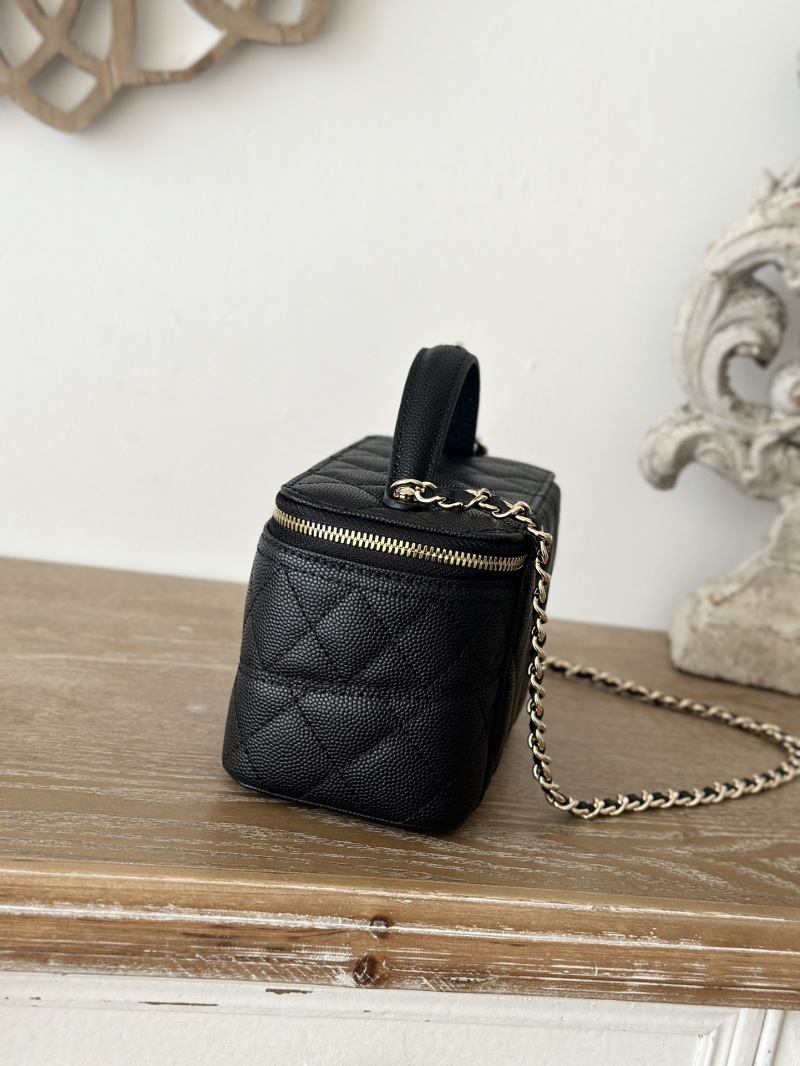 Черная кожаная сумка с цепочкой Chanel