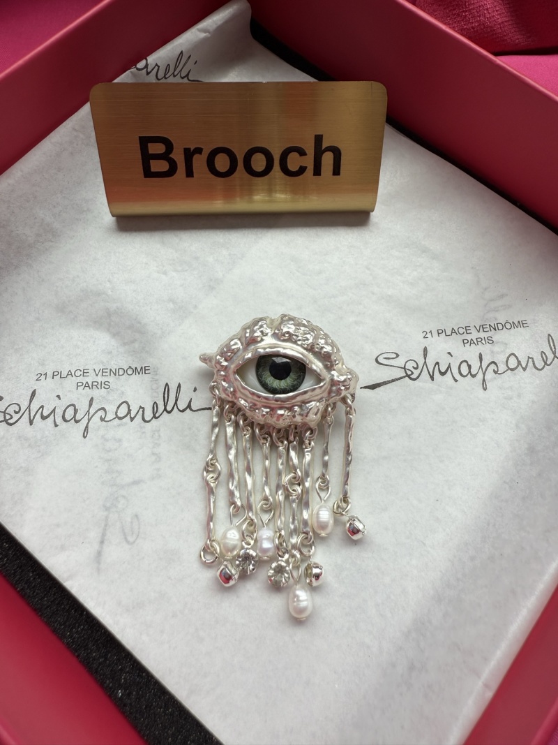 Брошь Schiaparelli в виде глаза с жемчугом