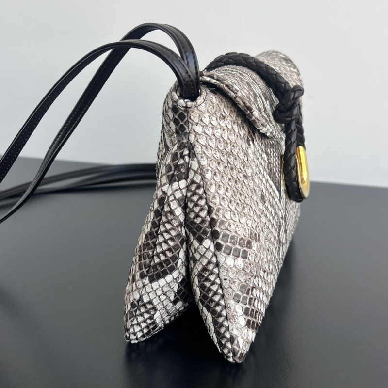 Сумка Liberta из змеиной кожи с металлической фурнитурой Bottega Veneta