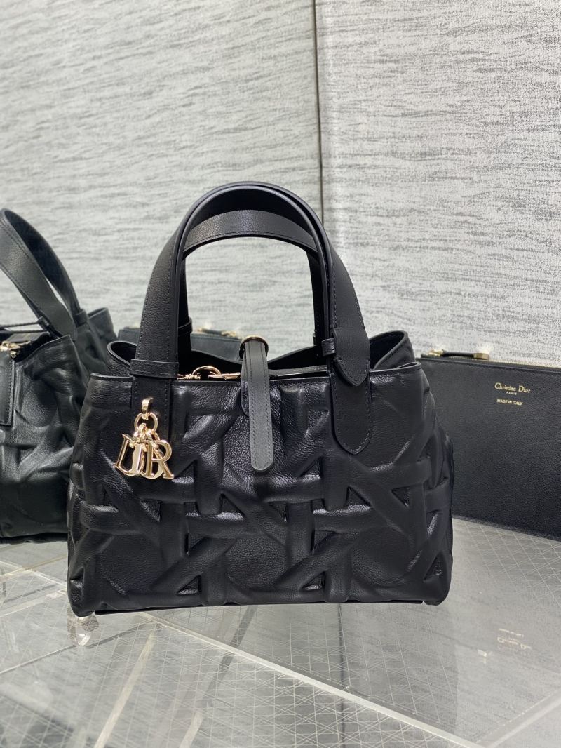Черная кожаная сумка Dior с рельефным принтом