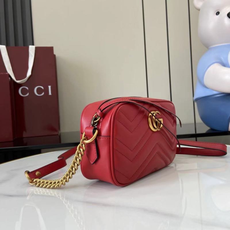 Красная сумка Gucci с золотым логотипом
