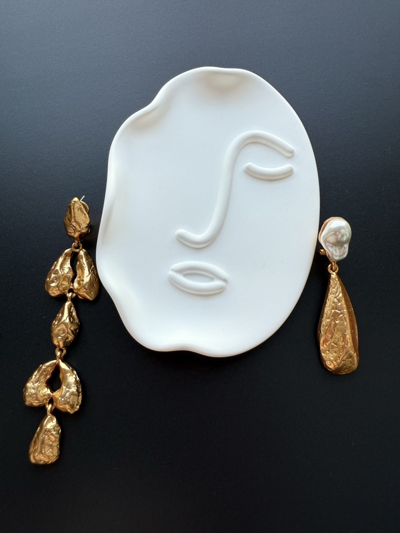 Золотистые серьги Schiaparelli