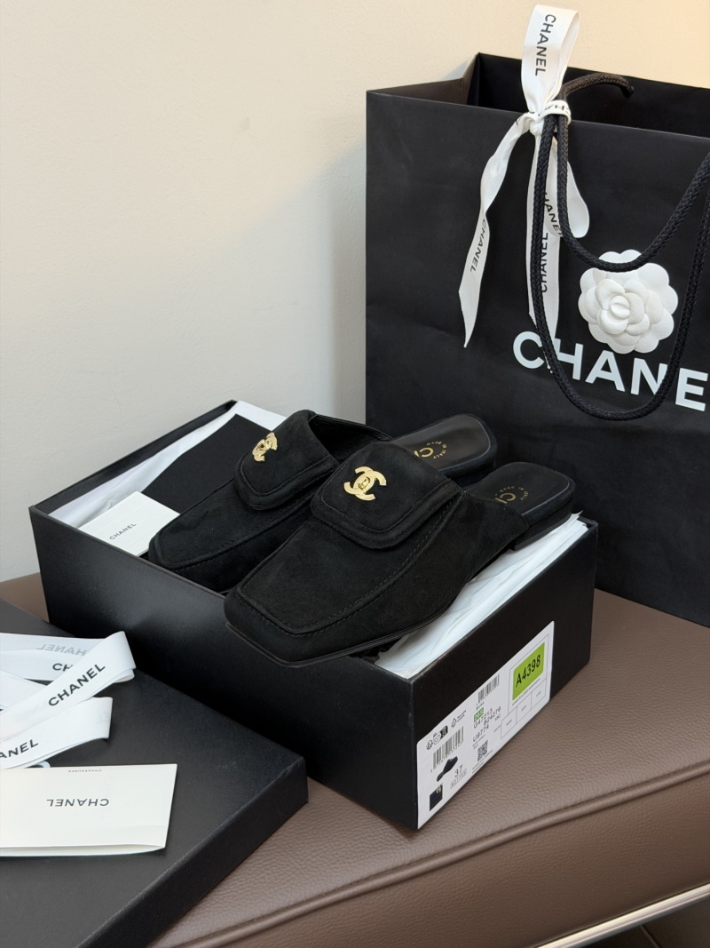 Женские черные мюли Chanel с золотым декором