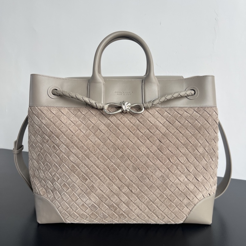Сумка Bottega Veneta Andiamo из замши и кожи