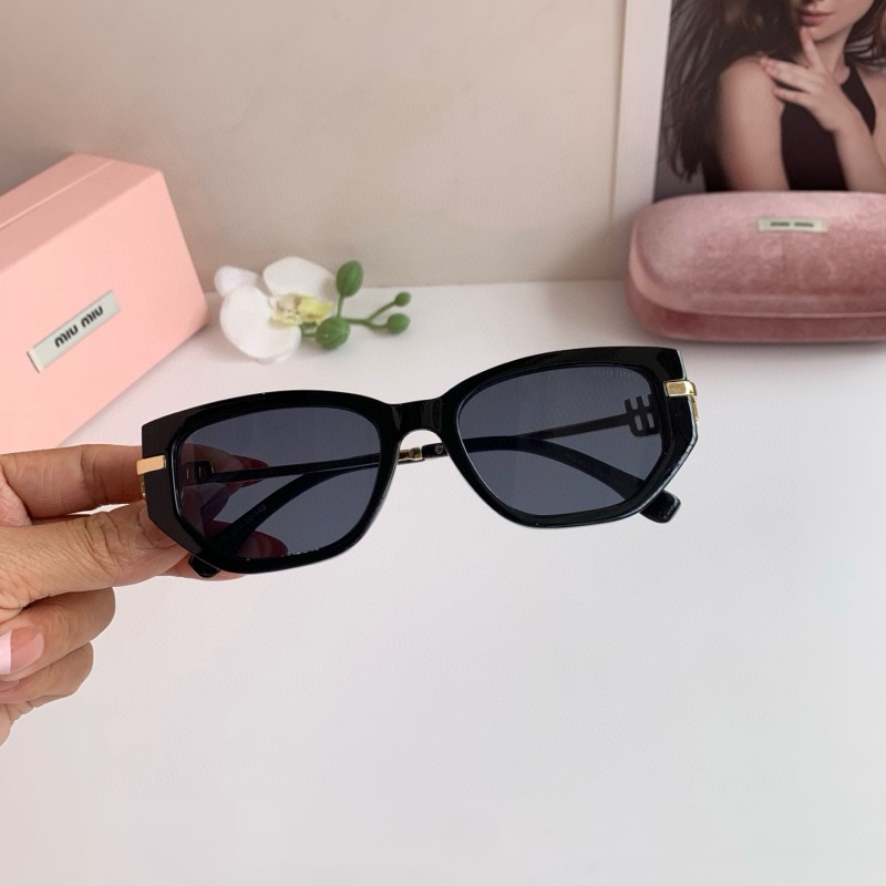 Солнцезащитные очки Miu Miu