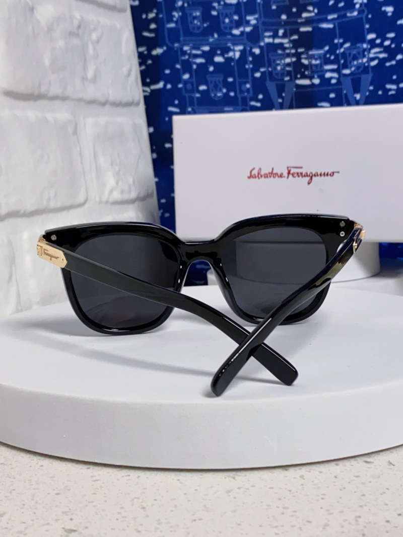 Солнцезащитные очки Salvatore Ferragamo черные