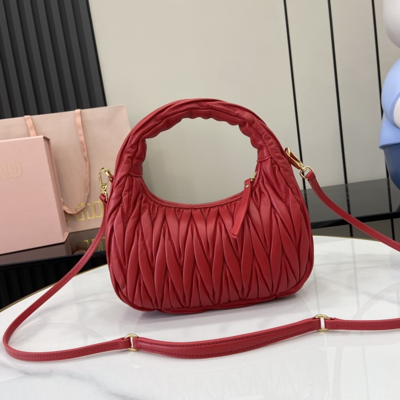 Сумка Miu Miu красная с плетеным дизайном