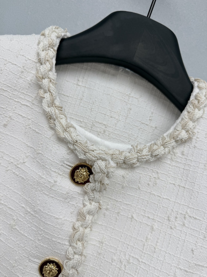 Белый жилет Chanel с тиснёным узором