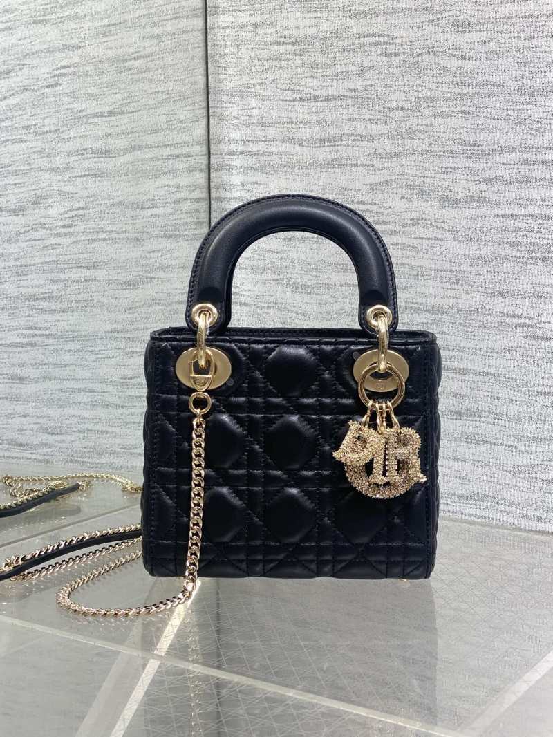 Черная сумка Lady Dior с ручкой и цепью