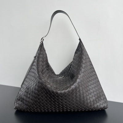 Сумка-хобо Bottega Veneta Traveller из плетеной кожи