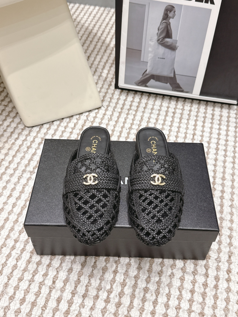 Чёрные плетёные мюли с металлическим декором Chanel