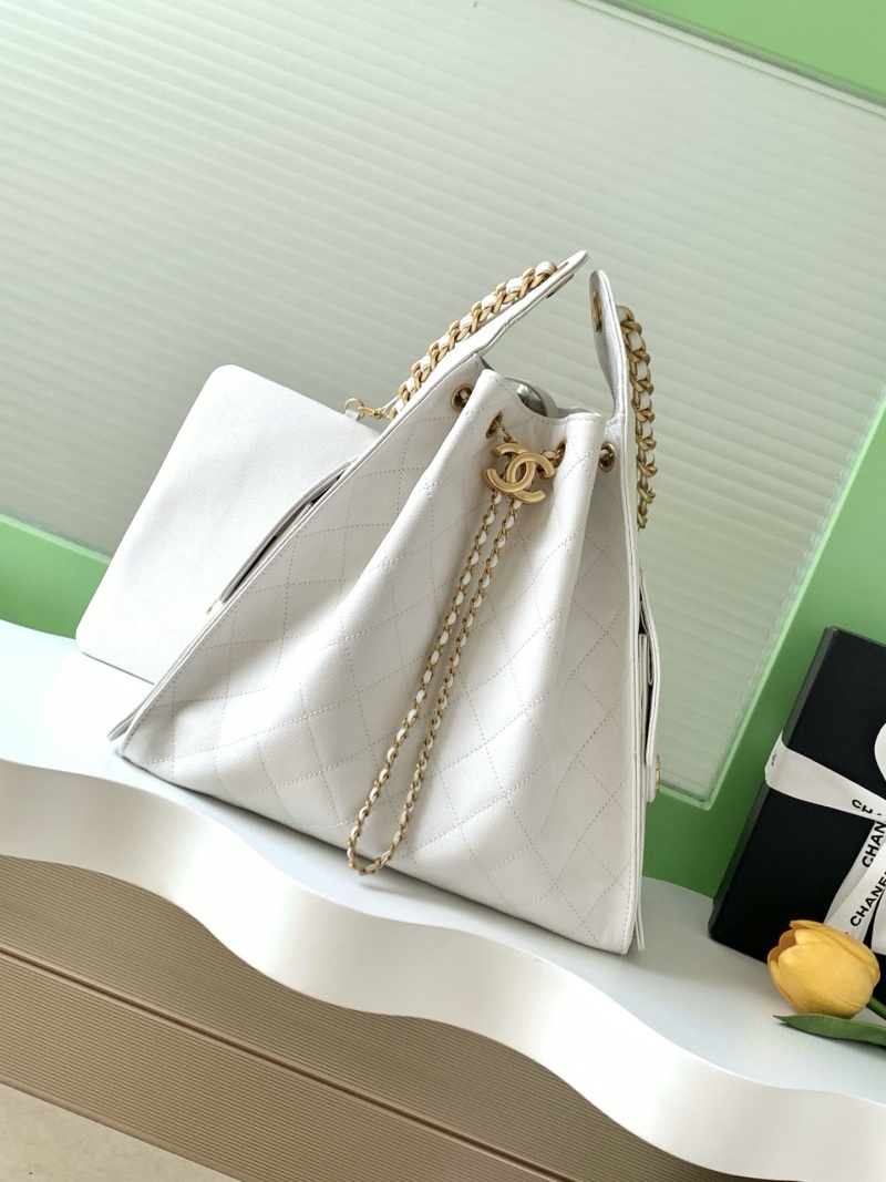 Белая сумка с золотой фурнитурой и цепочкой Chanel