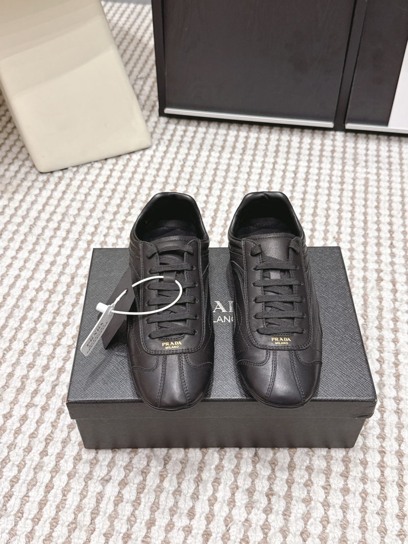 Женские черные кроссовки PRADA