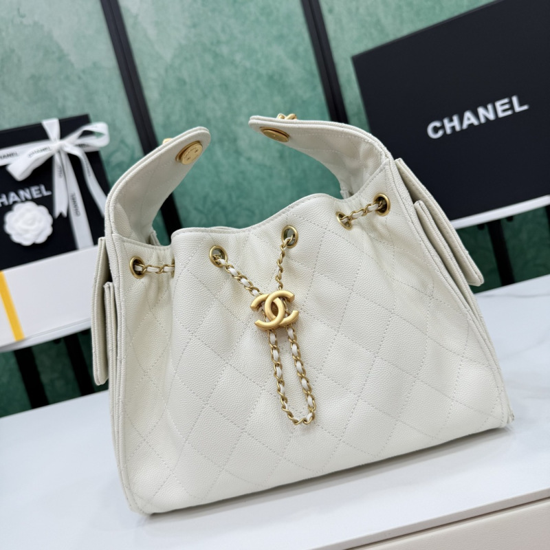 Белая кожаная сумка в стиле Hobo Chanel