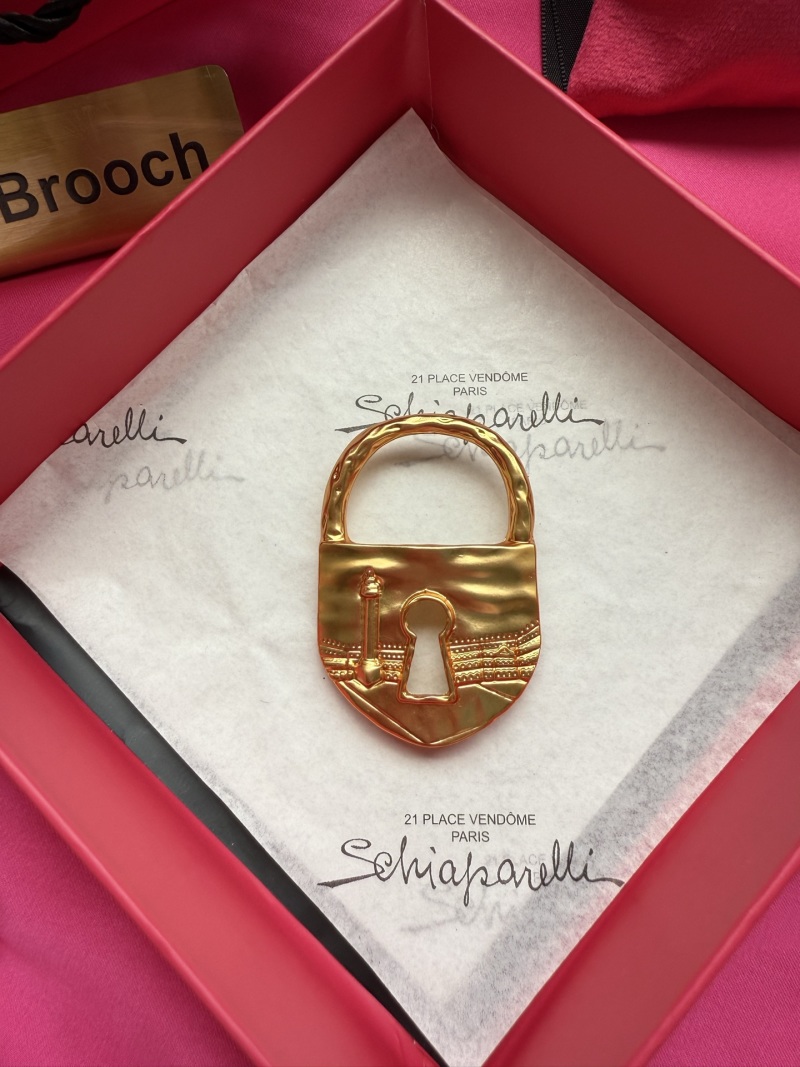 Брошь Schiaparelli в виде замка