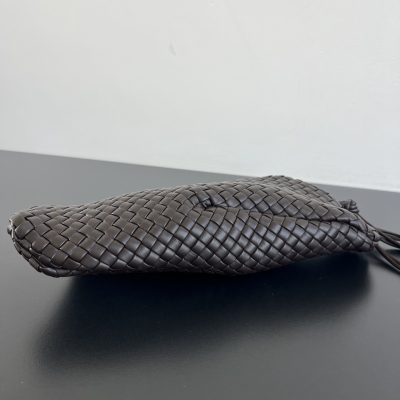 Черная плетеная сумка-клатч Bottega Veneta
