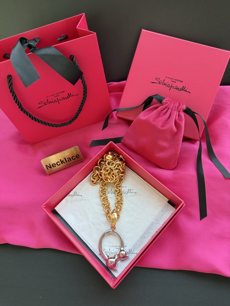Золотистое колье с подвеской Schiaparelli