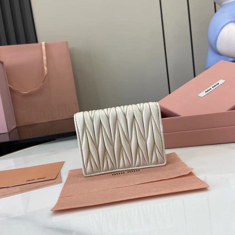 Кошелёк Miu Miu с золотым логотипом