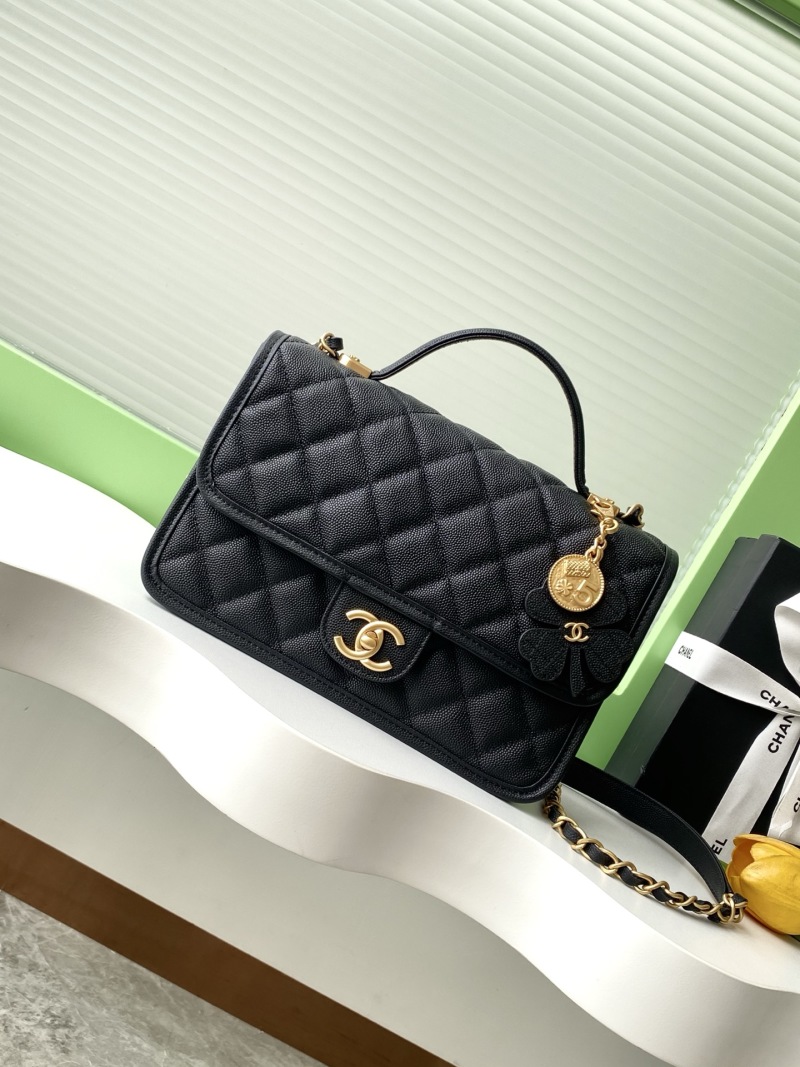 Чёрная сумка-ранец с золотой фурнитурой Chanel