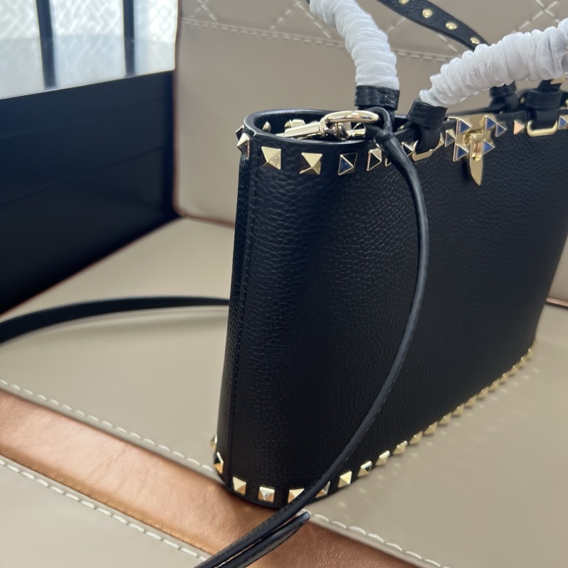 Сумка GARAVANI ROCKSTUD с заклепками Valentino Garavani