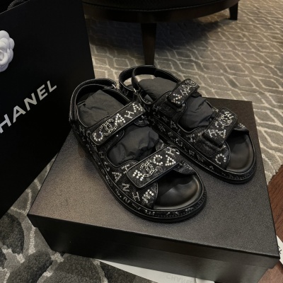 Женские сандалии Chanel со стразами