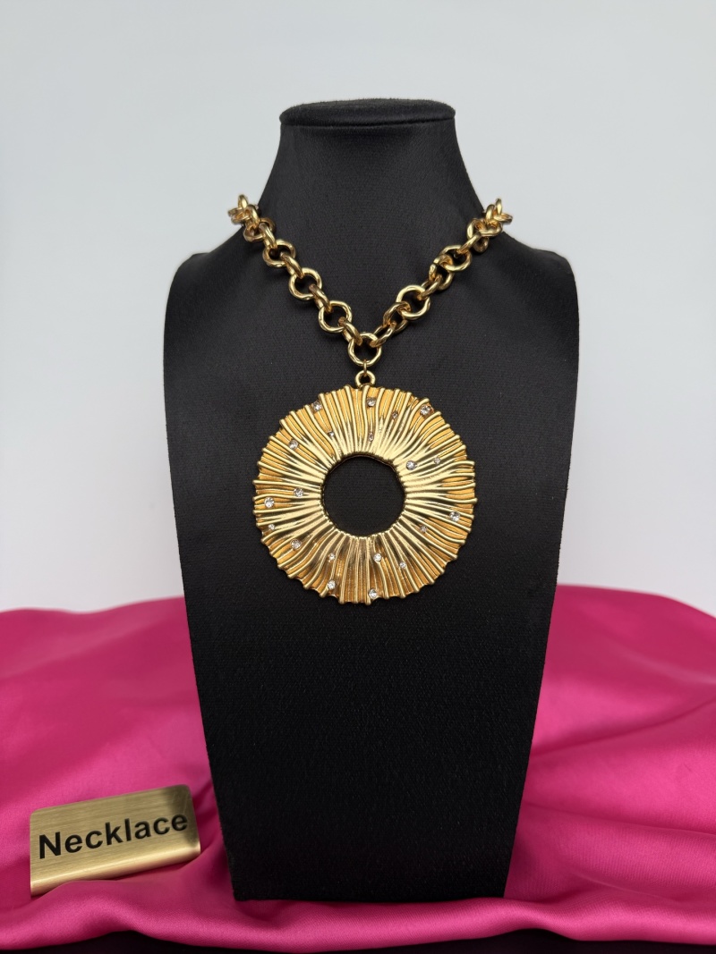 Золотистое колье с декоративным подвесом Schiaparelli